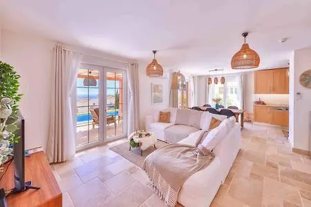 Blue, Lavanta, Βίλα *