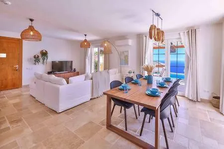 Blue, Lavanta, Βίλα